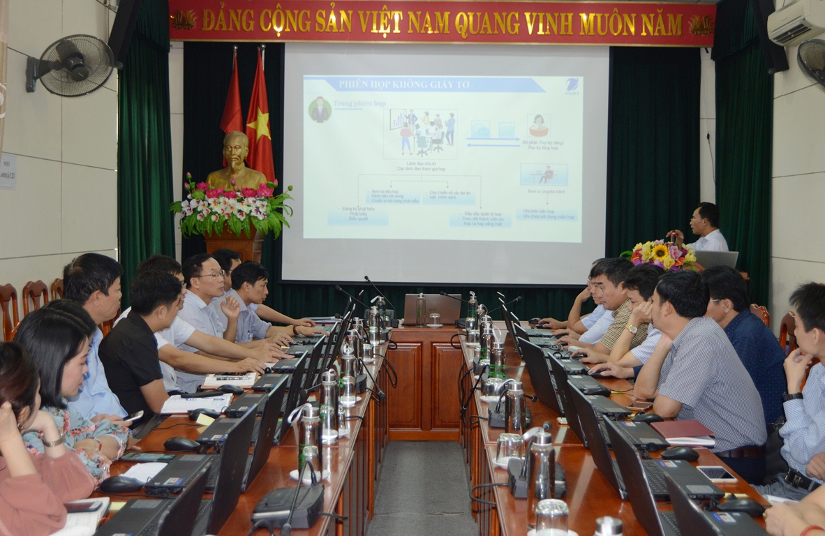 Các đại biểu nghe đại diện VNPT Quảng Bình giới thiệu mô hình “Phòng họp không giấy”.