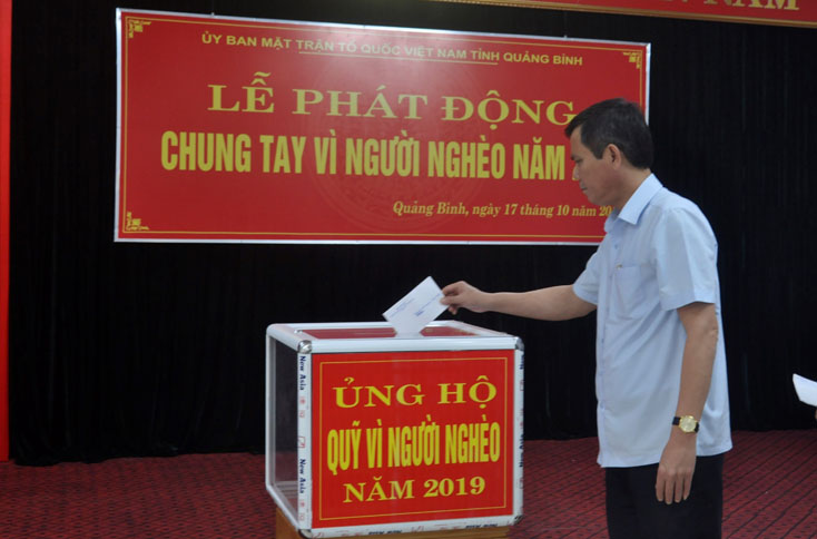 Đồng chí Phó Bí thư Thường trực Tỉnh ủy Trần Thắng tham gia ủng hộ Quỹ “Vì người nghèo” năm 2019