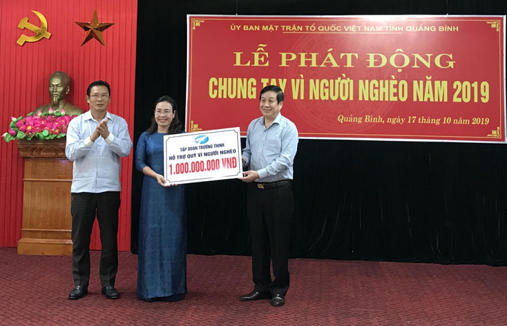 Đồng chí chủ  tịch Ủy ban MTTQVN tỉnh Phạm Thị Hân và đại diện lãnh đạo UBND tỉnh tiếp nhận ủng hộ Quỹ “Vì người nghèo” từ doanh nghiệp