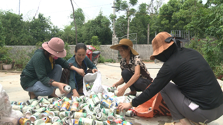 “Câu lạc bộ thu gom phế liệu” của Chi hội Phụ nữ thôn 3, xã Mỹ Trạch hoạt động hiệu quả, vừa giúp đỡ người nghèo, vừa làm sạch môi trường. 