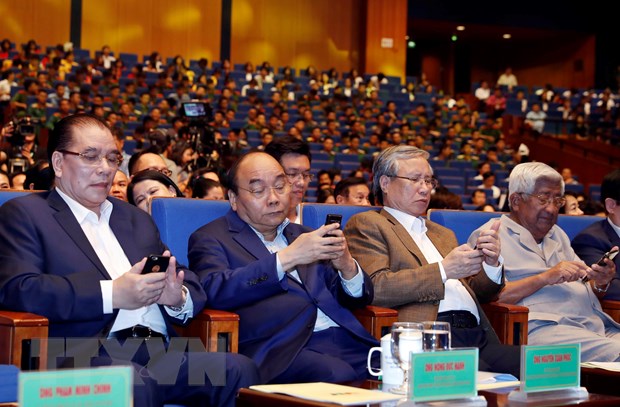 Thủ tướng Nguyễn Xuân Phúc, Ủy viên Bộ Chính trị, Thường trực Ban Bí thư Trần Quốc Vượng và các đại biểu nhắn tin ủng hộ chương trình. (Ảnh: Thống Nhất/TTXVN) 