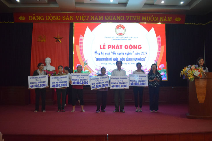 Đồng chí Phạm Thị Hân, Ủy viên Ban Thường vụ Tỉnh ủy, Chủ tịch Ủy ban MTTQVN tỉnh trao hỗ trợ 6 hộ nghèo xây nhà Đại đoàn kết