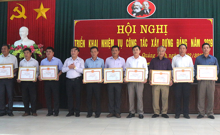 Đảng bộ huyện Quảng Ninh luôn kịp thời khen thưởng, động viên các tổ chức cơ sở đảng, đảng viên hoàn thành xuất sắc nhiệm vụ.