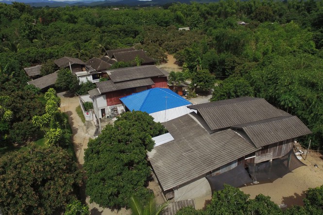 Những mái nhà lợp bằng tấm fibro xi măng truyền thống và tấm fibro xi măng màu  tại Thái Lan.