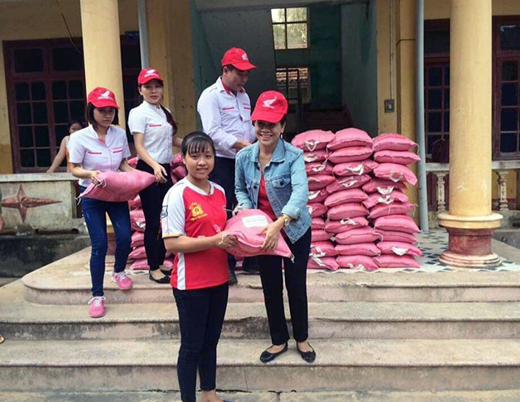 Chị Trần Thị Ngân (bên phải) luôn tích cực tham gia các hoạt động nhân đạo từ thiện hướng về trẻ em nghèo.