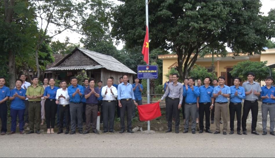 Các đại biểu tham gia lễ bàn giao công trình thắp sáng đường quê tại thôn Liêm Hóa xã Trung Hóa. 
