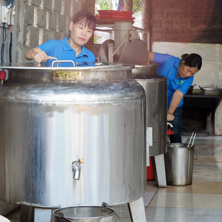 HTX chị Nguyễn Thị Giang (đứng trước) đầu tư nhà xưởng, trang thiết bị nấu cao hiện đại, bảo đảm chất lượng an toàn thực phẩm.   