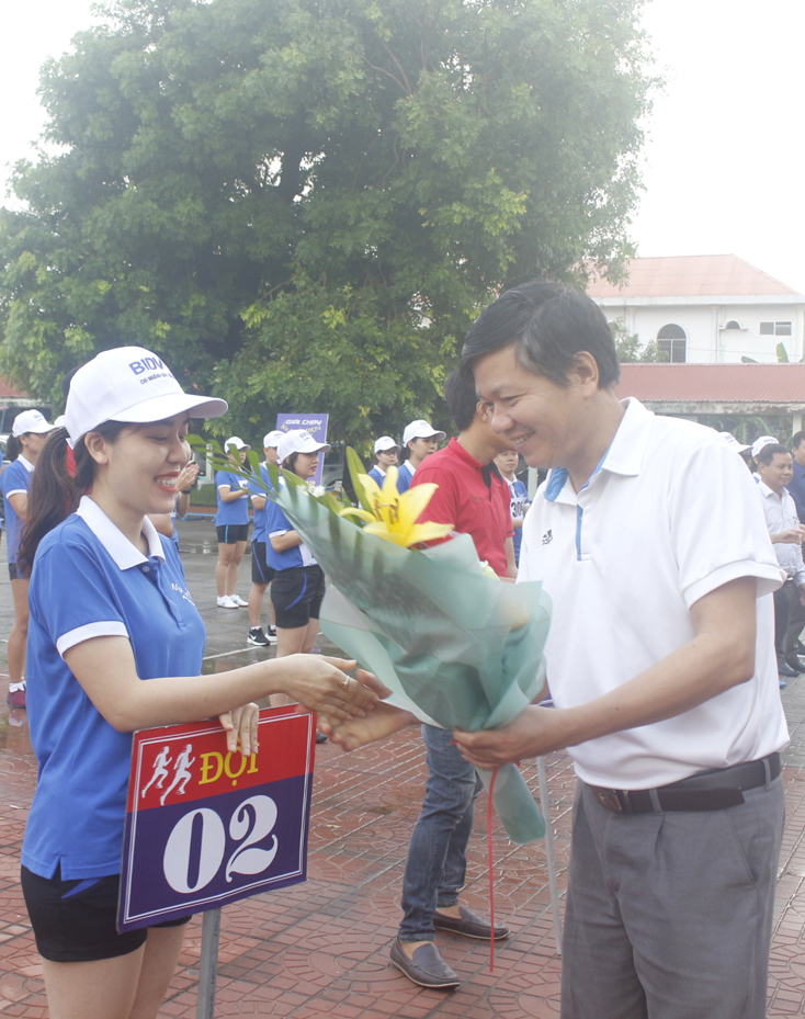 Đại diện lãnh đạo Đảng ủy khối Doanh nghiệp tặng hoa cho các vận động viên tham gia giải chạy.