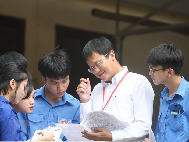 Thứ trưởng Lê Hải An trao đổi cùng các thí sinh sau khi hoàn thành bài thi ngoại ngữ tại điểm thi Trường Phổ thông dân tộc nội trú tỉnh Cao Bằng, trong kỳ thi THPT quốc gia 2019. (Ảnh: Thanh Tùng/TTXVN)