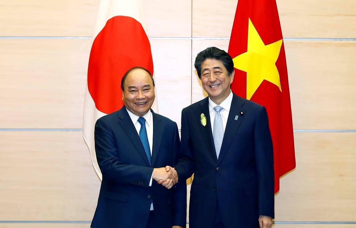 Thủ tướng Nguyễn Xuân Phúc hội đàm Thủ tướng Nhật Bản Abe Shinzo hồi tháng 7 vừa qua. (Ảnh: Thống Nhất/TTXVN)
