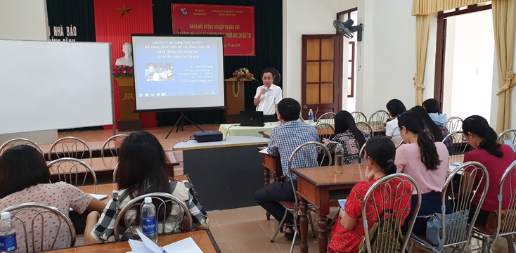 Tiến sỹ, nhà báo Trần Bá Dung, Ủy viên Ban Thường vụ, Trưởng ban Nghiệp vụ Hội Nhà báo Việt Nam trình bày về kỹ năng lựa chọn và sáng tạo tác phẩm báo chí dự thi