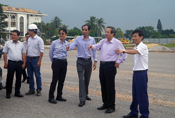 Đồng chí Bí thư Tỉnh ủy kiểm tra tiến độ các dự án Tượng đài “Chủ tịch Hồ Chí Minh với nhân dân Quảng Bình”, quảng trường trung tâm, đền thờ “Bác Hồ và các anh hùng liệt sĩ”