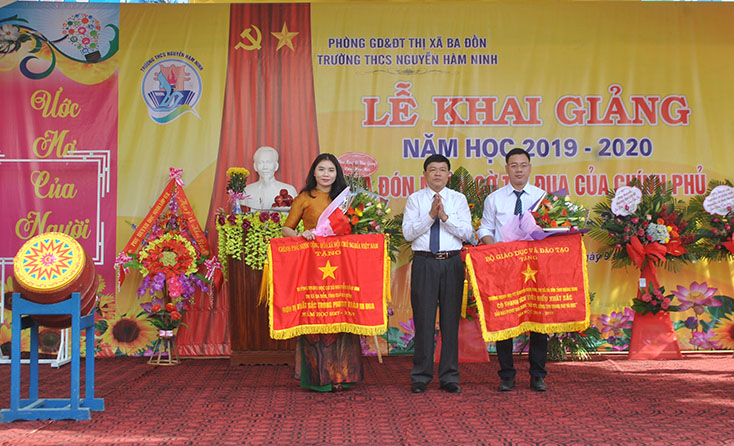  Năm học 2018-2019, Trường THCS Nguyễn Hàm Ninh được Bộ Giáo dục-Đào tạo tặng cờ thi đua xuất sắc dẫn đầu cấp học. 