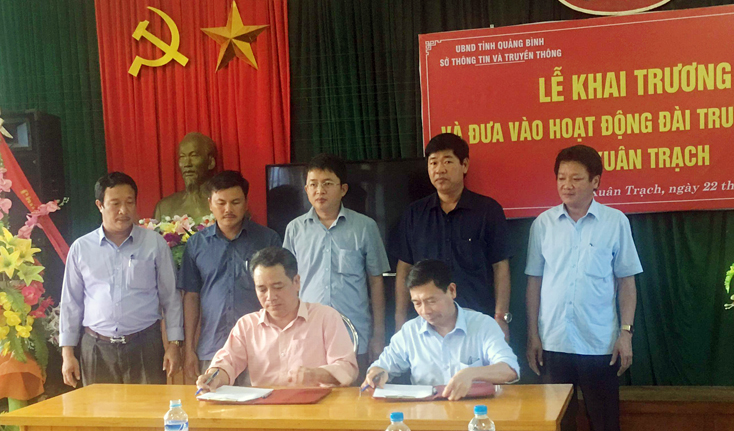 Đại diện lãnh đạo Sở TT-TT và UBND xã Xuân Trạch ký biên bản bàn giao hệ thống đài truyền thanh cơ sở
