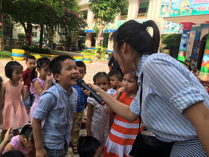 Tuyên truyền phòng, chống xâm hại trẻ em do nhóm “Cùng hành động phòng chống xâm hại trẻ em tại Quảng Bình” cho trẻ tại Trường mầm non Hoa Hồng (TP. Đồng Hới).