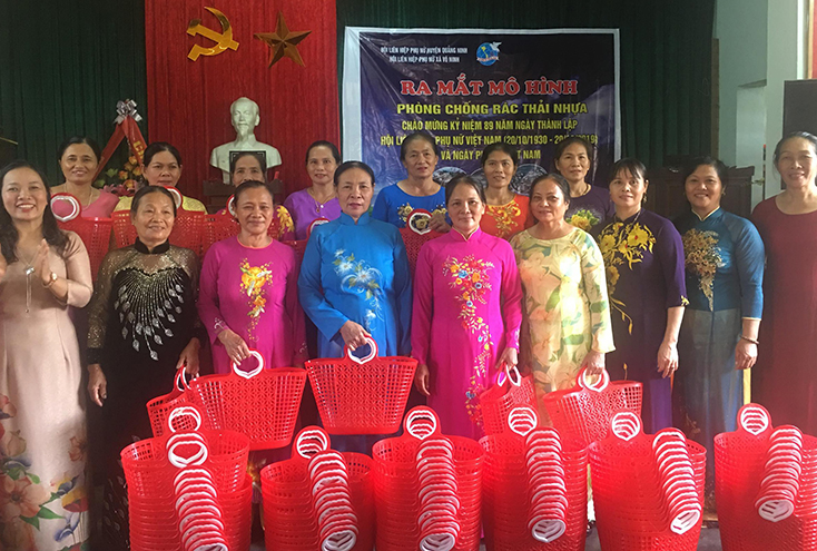 Hội LHPN huyện Quảng Ninh tặng làn nhựa cho các hội viên Chi hội Phụ nữ thôn Tây, xã Võ Ninh.
