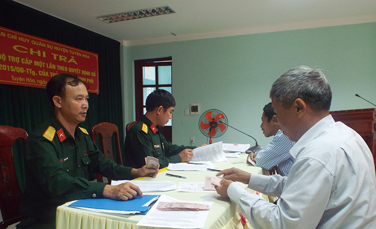 Ban CHQS Tuyên Hóa chi trả trợ cấp cho đối tượng chính sách.