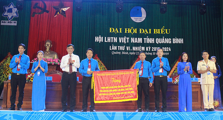 Đồng chí Trần Thắng, Phó Bí thư Thường trực Tỉnh ủy tăng bức trướng cho Hội LHTN Việt Nam tỉnh