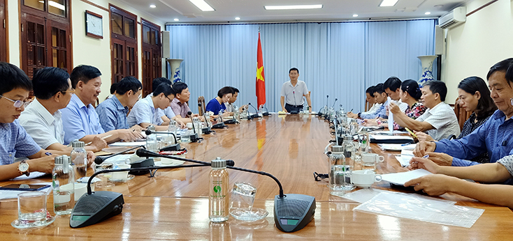 Đồng chi Trần Tiến Dũng, Phó Chủ tịch UBND tỉnh điều hành cuộc họp.