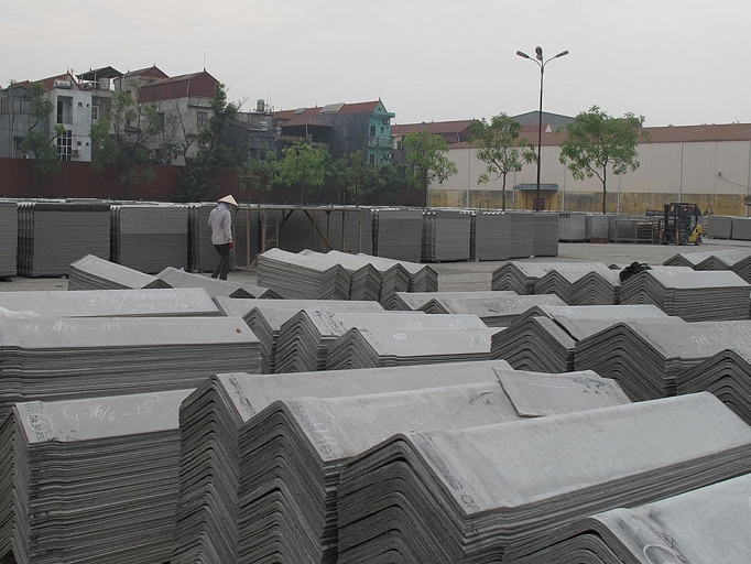 Sản xuất tấm lợp Fro-ximăng.