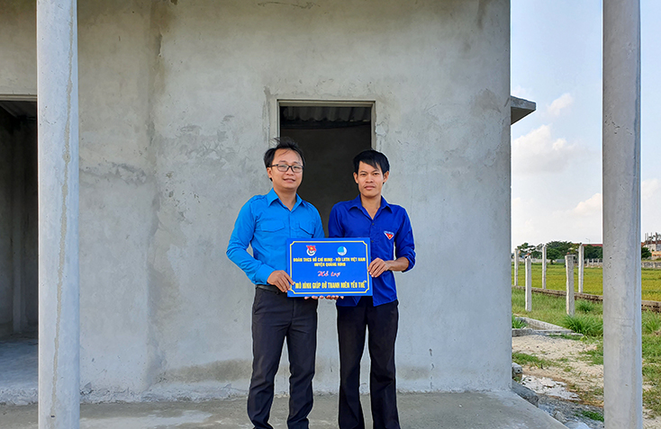 Đại diện Huyện đoàn, Hội LHTN Việt Nam huyện Quảng Ninh trao biển tượng trưng hỗ trợ  