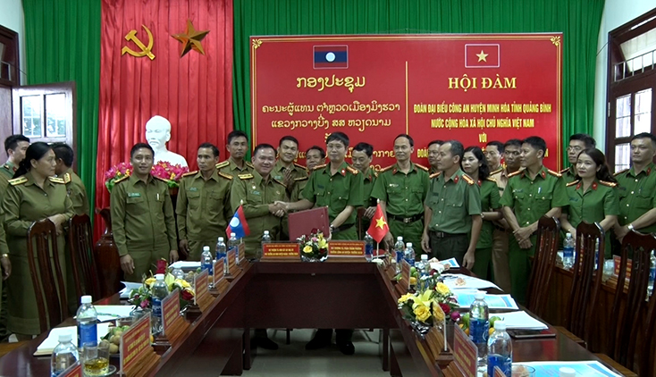 Đoàn đại biểu Công an Minh Hóa và An ninh Na Kai thông qua biên bản ghi nhớ.