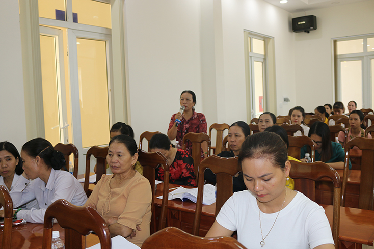 Các đại lý thu BHXH trên địa bàn huyện Quảng Trạch tham gia lớp tập huấn về kỹ năng tuyên truyền và khai thác đối tượng tham gia BHYT hộ gia đình.