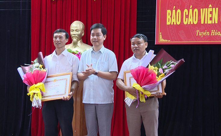 Lãnh đạo huyện Tuyên Hóa trao giấy khen cho các thí sinh đạt giải cao tại hội thi.