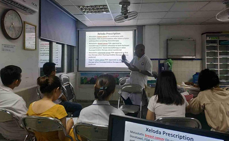 Giáo sư Renó trong một buổi cập nhật kiến thức mới về lĩnh vực ung bướu cho các bác sỹ Bệnh viện hữu nghị Việt Nam-Cuba Đồng Hới. 
