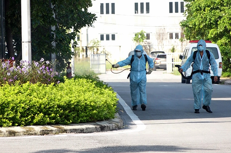 Cán bộ, chiến sỹ Bệnh xá Công an tỉnh Quảng Bình tiến hành phun hóa chất diện rộng để diệt muỗi, phòng chống dịch sốt xuất huyết