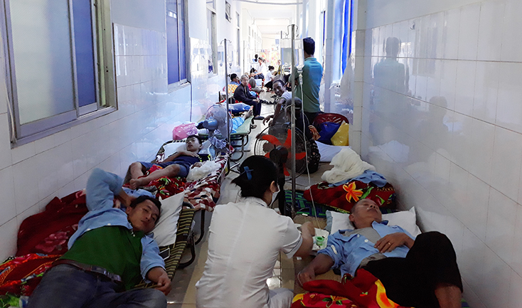 Không đủ giường bệnh nên Bệnh viện đa khoa Đồng Hới phải đặt giường xếp cơ động phục vụ bệnh nhân SXH tại hành lang Khoa Truyền nhiễm. 
