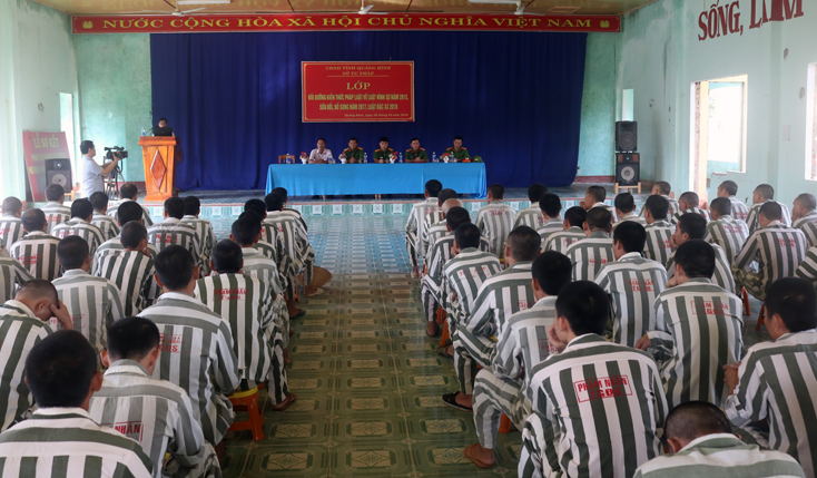 Các phạm nhân ở Trại giam Đồng Sơn tham gia lớp bồi dưỡng.