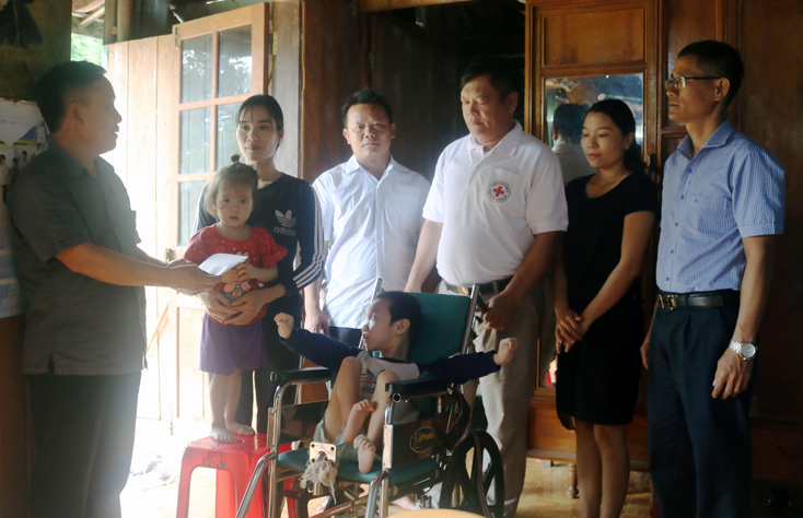Đại diện Đảng ủy, BCH Công đoàn Sở Tư pháp thăm hỏi, động viên gia đình  bà Đinh Thị Hương