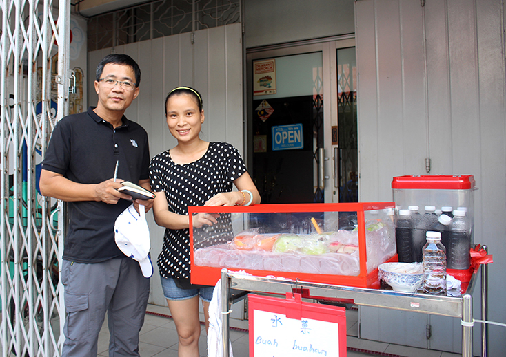 Tác giả và cô gái người Việt sống tại thành phố Malacca-Mai Cẩm Tú. 
