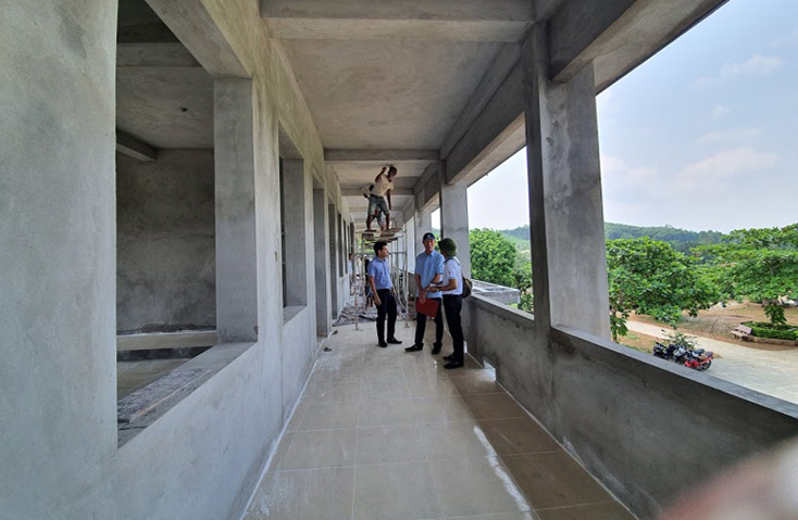 Các đơn vị, địa phương huyện Bố Trạch kiểm tra, giám sát công trình trường học đang xây dựng tại xã Cự Nẫm.