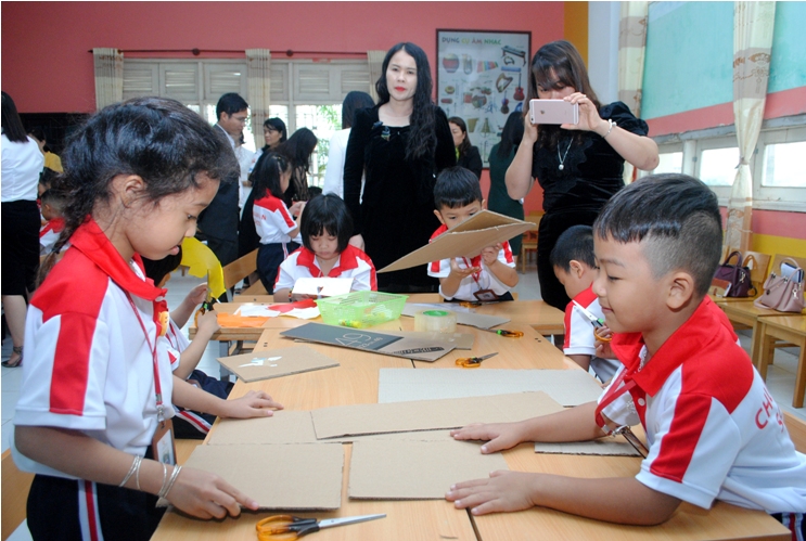 Các giáo viên dự giờ các tiết thực nghiệm chuyên đề tại trường tiều học Chu Văn An. 