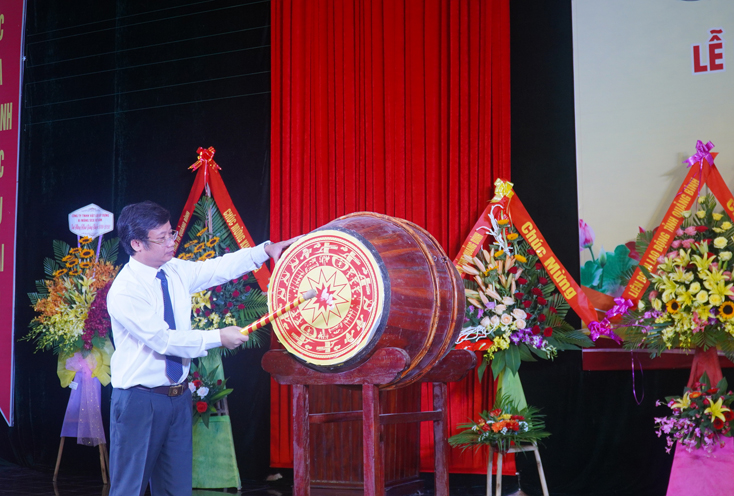  Đồng chí Cao Văn Định, Uỷ viên Ban Thường vụ Tỉnh uỷ, Trưởng Ban Tuyên giáo Tỉnh ủy đánh trống khai giảng năm học mới 2019-2020 của Trường cao đẳng KTC-NN Quảng Bình.