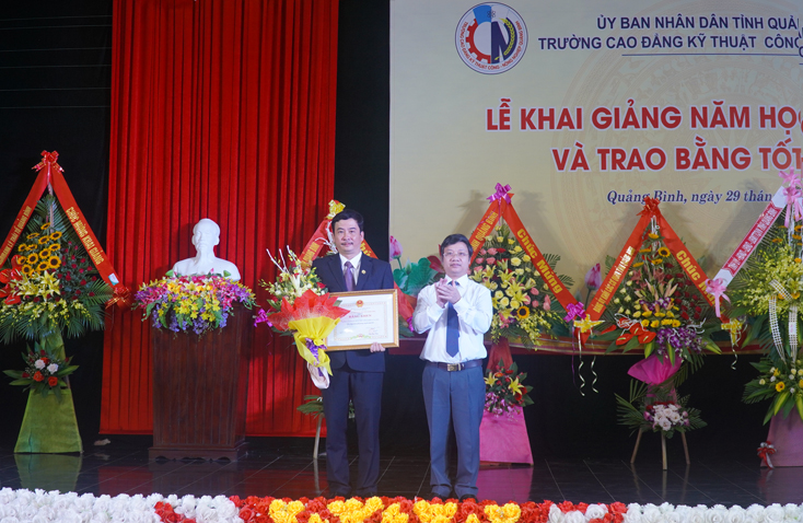 Đồng chí Trưởng Ban Tuyên giáo Tỉnh ủy trao bằng khen của UBND tỉnh cho tập thể Trường cao đẳng KTC-NN.