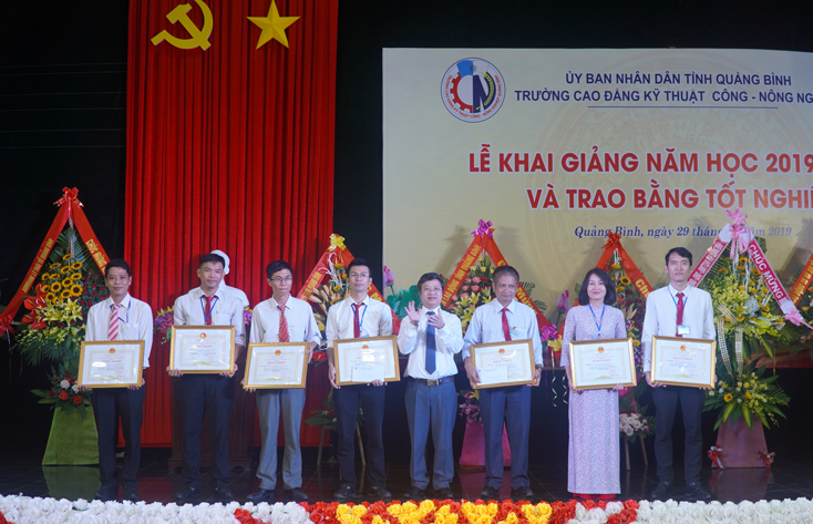 Các giáo viên đạt giải ba Hội thi thiết bị đào tạo tự làm toàn quốc được nhận bằng khen của UBND tỉnh. 