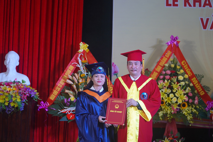 Đồng chí Đào Hoài Linh, Hiệu trưởng nhà trường trao bằng tốt nghiệp cho HSSV khóa 1 hệ cao đẳng.