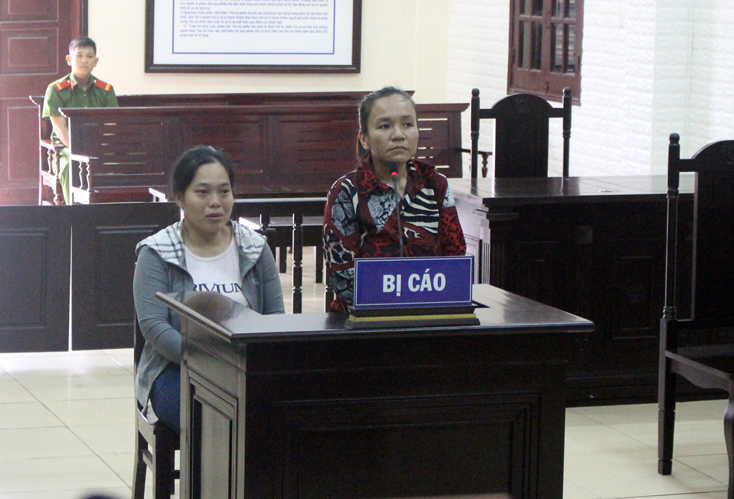 Hai bị cáo Trần Thị Thùy Hương (người ngồi) và Châu Thị Bích Hồng trước tòa