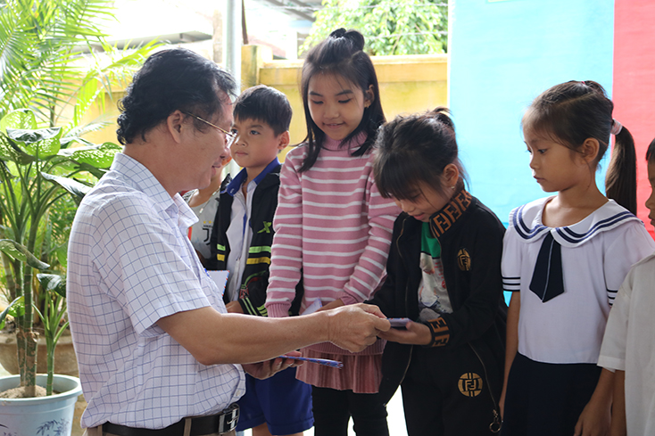 Nhà báo Trần Yên, Chủ nhiệm CLB nhà báo Quảng Bình tại thành phố Hồ Chí Minh trao học bổng cho các em học sinh nghèo vượt khó của trường Tiểu học Bắc Sơn