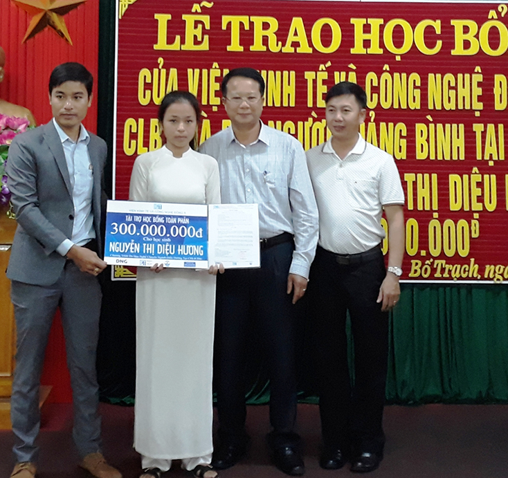 Suất học bổng trị giá 300 triệu đồng cho em Nguyễn Thị Diệu Hương Trường THPT Lê Quý Đôn, huyện Bố Trạch