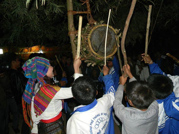 Lễ hội đập trống của người Ma Coong, xã Thượng Trạch đến nay vẫn còn lưu giữ được giá trị nguyên sơ. 