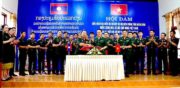 Lãnh đạo Bộ chỉ huy BĐBP tỉnh Quảng Bình và Bộ CHQS tỉnh Khăm Muộn (Lào) ký kết biên bản ghi nhớ. (ảnh Châu Thành)