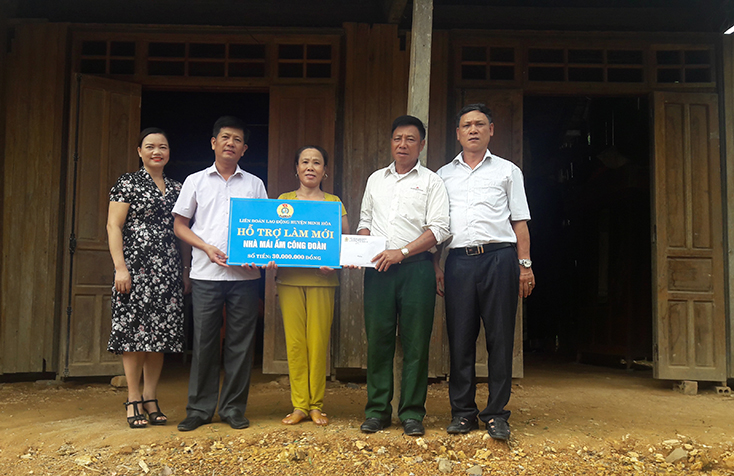 LĐLĐ huyện Minh Hóa trao tiền hỗ trợ xây nhà  "Mái ấm công đoàn " cho đoàn viên có hoàn cảnh khó khăn. 