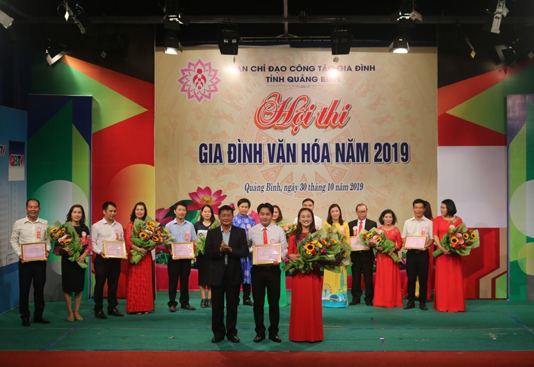 Đồng chí Phó Chủ tịch UBND tỉnh Trần Tiến Dũng trao giải nhất cho gia đình đến từ huyện Tuyên Hóa.