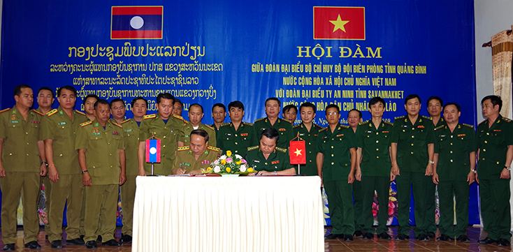 Đại diện lãnh đạo Bộ chỉ huy BĐBP tỉnh Quảng Bình và Ty An Ninh tỉnh Savannakhet ký kết biên bản ghi nhớ hợp tác lần thứ 7.