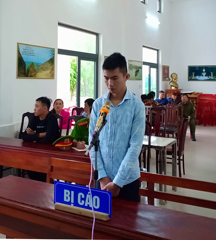 Bị cáo Phan Hữu Vũ trước tòa.