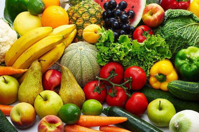  Cho trẻ ăn nhiều rau xanh và trái cây.